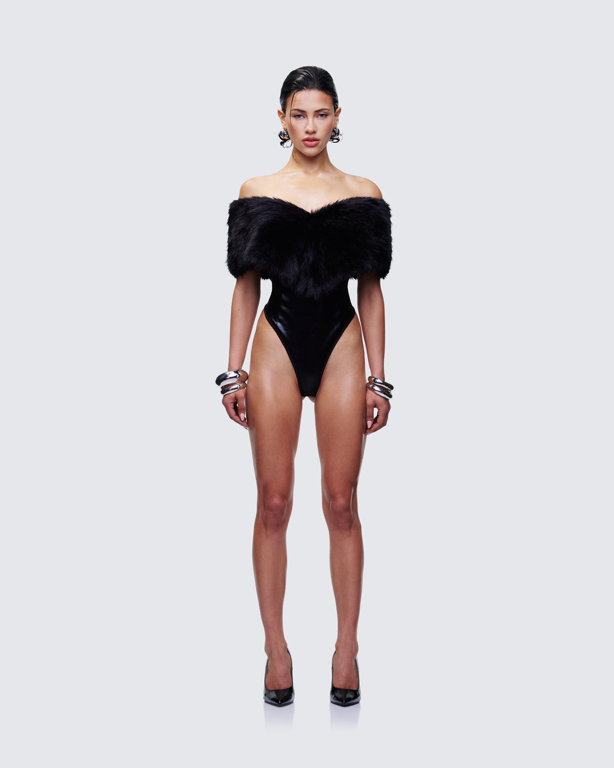 Body Nina Preto com Gola de Pelúcia