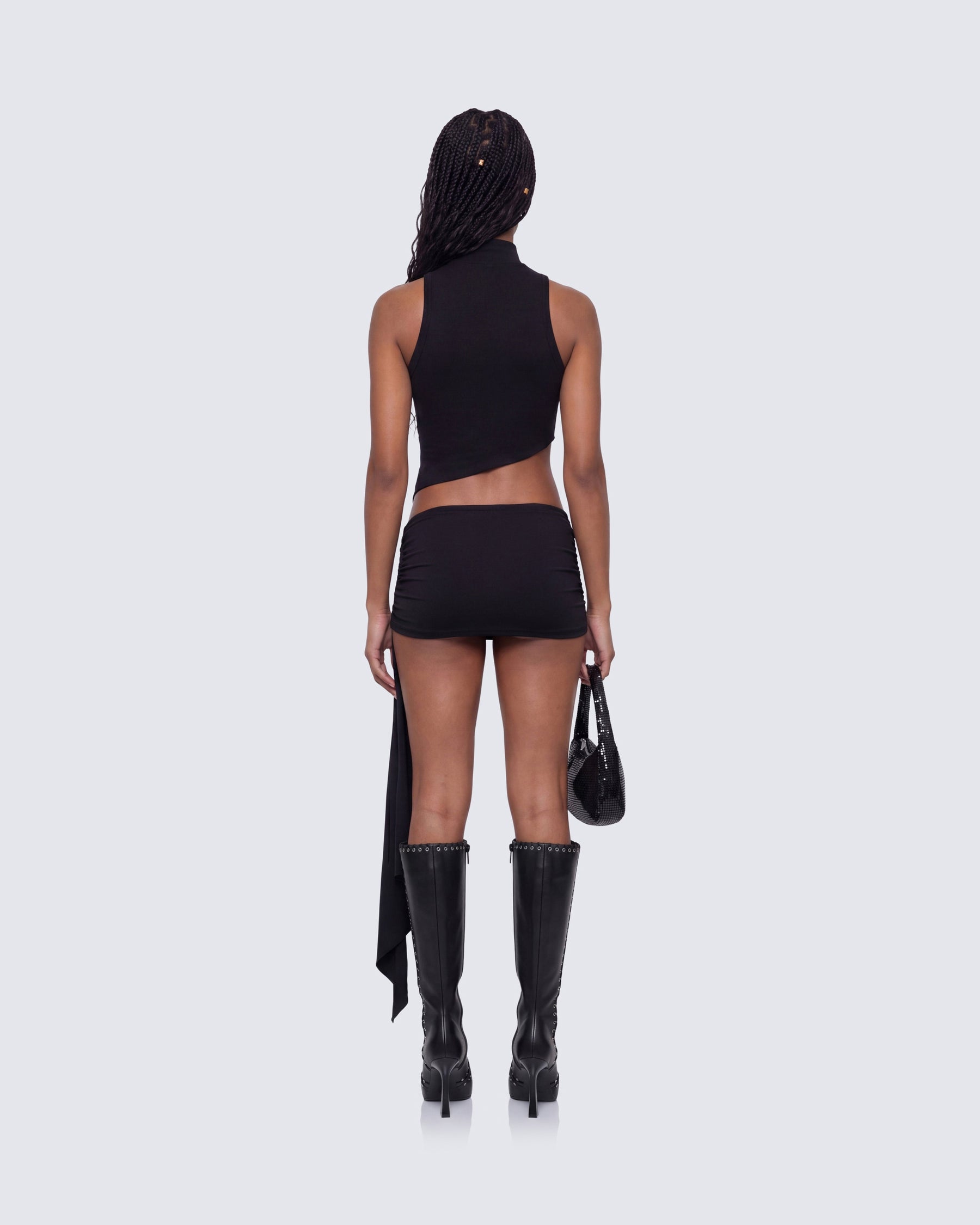 Vestido Curto Lisi Preto Gola Alta com Recorte
