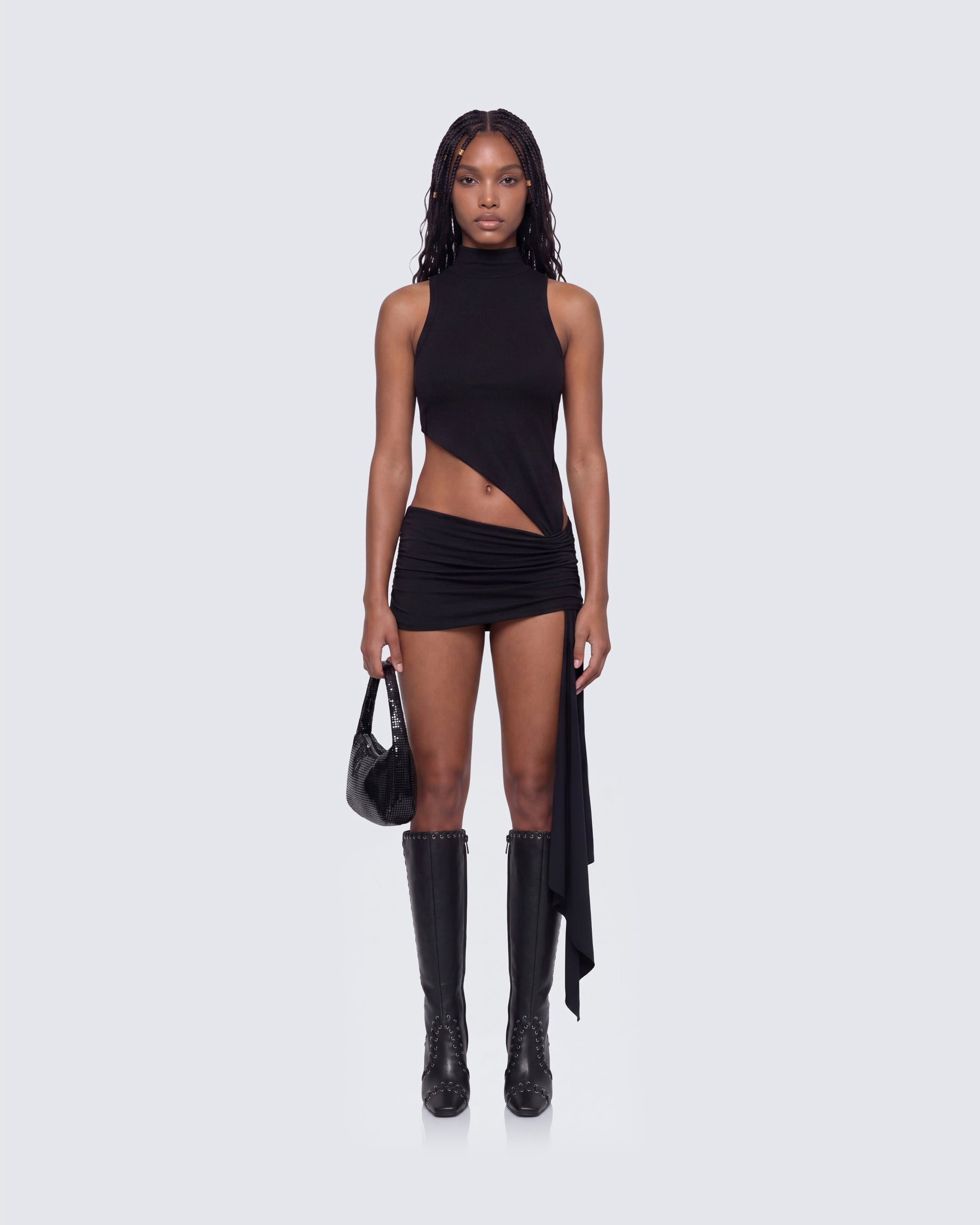 Vestido Curto Lisi Preto Gola Alta com Recorte